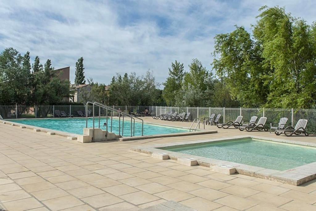 Apartamento La Provencale Saint-Saturnin-lès-Avignon Exterior foto